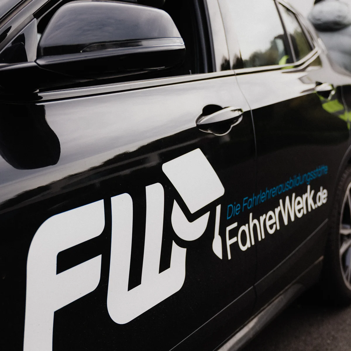 FahrerWerk Logo vor nächtlicher Skyline