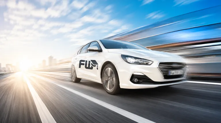 Weißer FahrerWerk Fahrschulwagen in schneller Fahrt auf der Autobahn