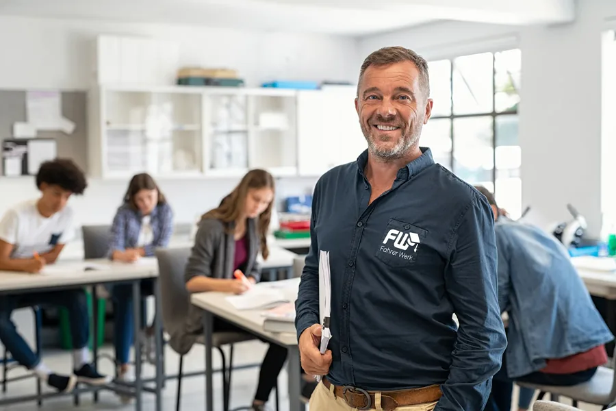 Zugangsvoraussetzungen für die Fahrlehrerlaubnis Klasse CE bei FahrerWerk